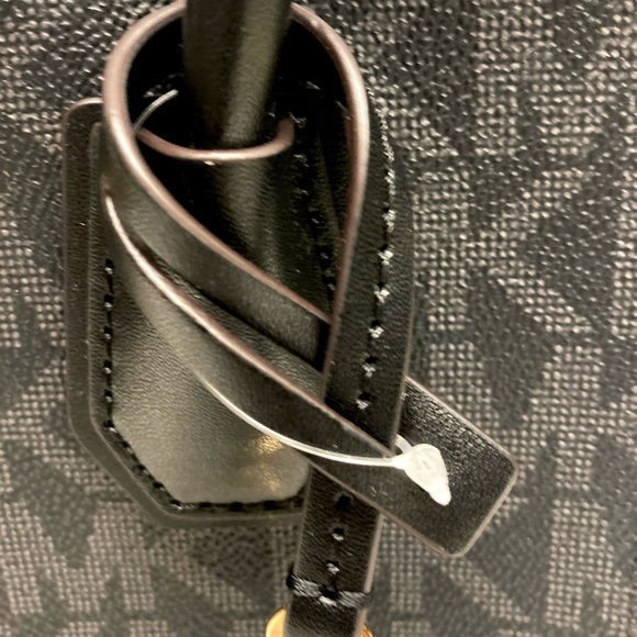 NWT Michael Kors Mercer Two Tone Signature Crossbody - Picture 4 of 16